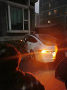 车主：车辆突然失控 北京一特斯拉Model S发生撞楼